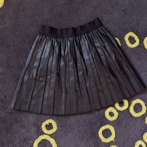 Hinge faux leather skirt